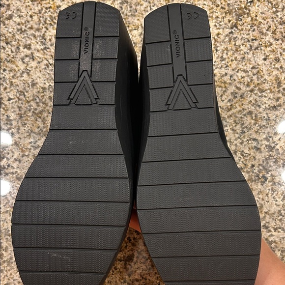 Vionic Sereno (Mismatch size sz 8.5 & 9) - Picture 3 of 7